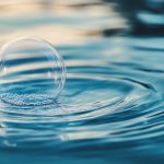 Quelle est la différence entre une bâche à bulles et une couverture rigide