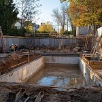 Quels sont les étapes de construction d’une piscine en béton